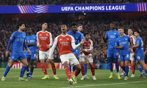 Arsenal vào tứ kết Champions League 