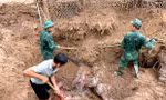 Bộ đội vào tâm lũ khám chữa bệnh, cào bùn tìm tài sản giúp dân
