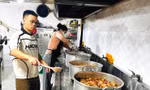 Nấu hàng nghìn suất ăn miễn phí giúp người dân vùng lũ