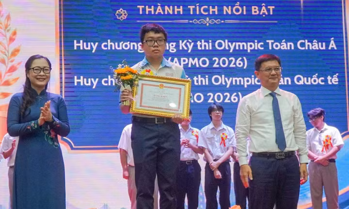 Hành trình chinh phục huy chương Olympic Toán Quốc tế của nam sinh Năng Khiếu
