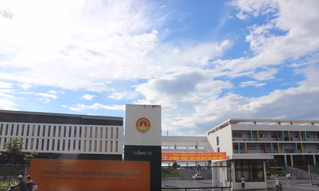 Cận kề thời gian lọc ảo: Hướng xử lí nào đối với 328 thí sinh Chuyên Tuyên Quang? 