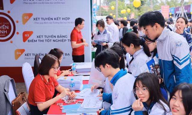 Công bố 'điểm sàn' nhóm ngành đặc thù sức khỏe, sư phạm, pháp luật