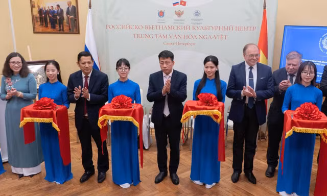 Trao tặng tủ sách tiếng Việt tại Liên bang Nga