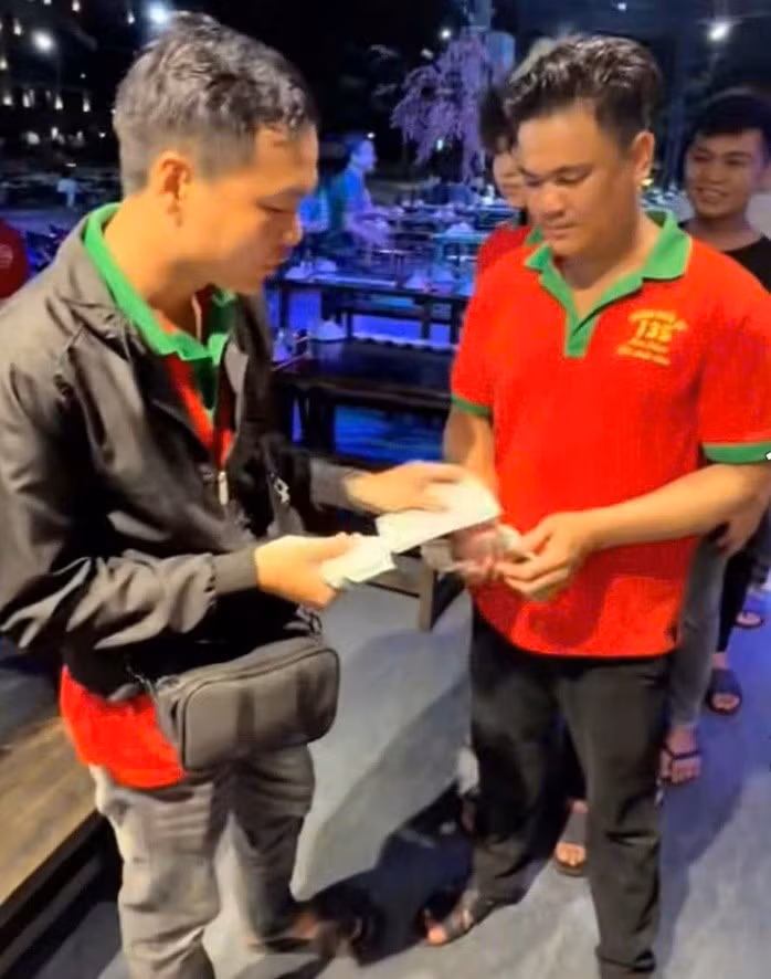Anh Phát tặng tiền cho tất cả nhân viên trong quán. Ảnh cắt ra từ clip