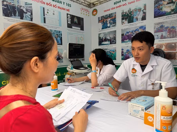 Thăm khám, tư vấn chăm sóc sức khỏe cho người dân
