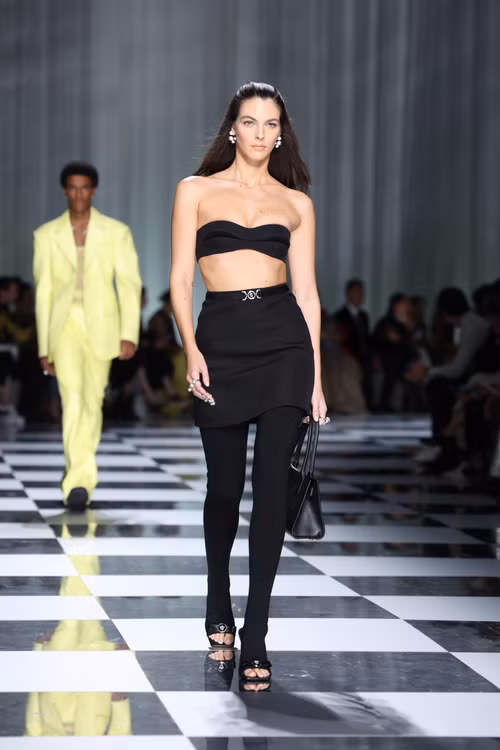 Vittoria Ceretti diễn show Versace tại Tuần lễ thời trang Milan, Italy.