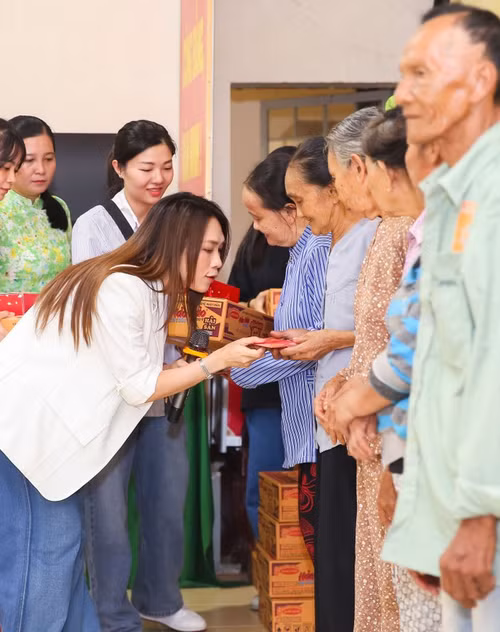 Mỹ Tâm tiết lộ "Có chồng rồi" trong chuyến từ thiện ở Bến Tre.