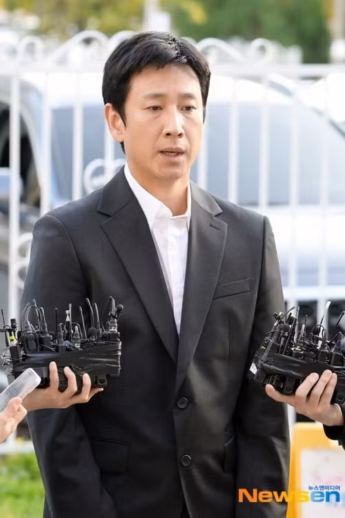 Lee Sun Kyun trong một lần ra tòa.