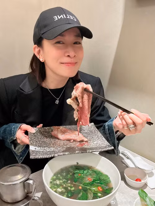 Xa Thi Mạn đăng ảnh ăn phở Việt.