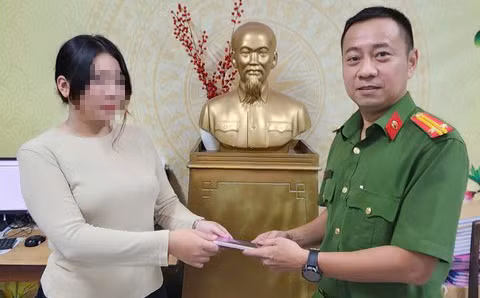 Công an trao trả điện thoại lại cho bị hại. Ảnh: C.A.