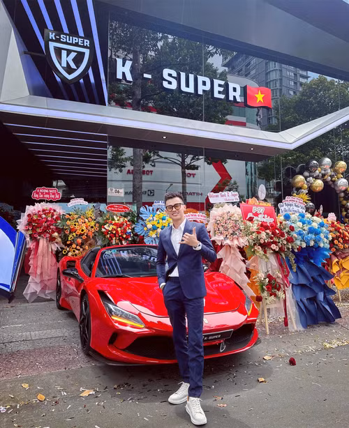 Ông Phan Công Khanh tại showroom mới khai trương hồi tháng 6 (Ảnh: Facebook Phan Công Khanh).