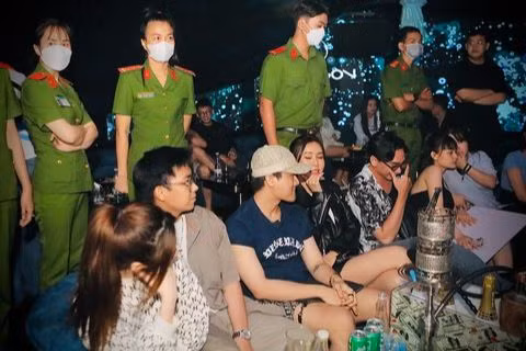 Công an kiểm tra quán bar lúc rạng sáng 8/7 (Ảnh: C.A.).