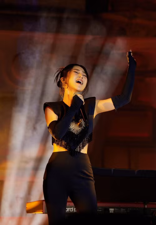 Hương Tràm trong đêm nhạc ngày 13/5 diễn ra tại Hà Nội.