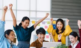 Làm công việc yêu thích: Được làm chính mình nhưng cũng phải sống vì mình