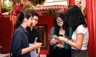 Gen Z nhìn lại Sài Gòn xưa qua đa giác quan, đến chiếc bàn cũng thấy lạ