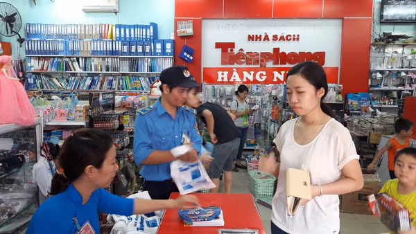 Nhà sách Tiền Phong đón hàng trăm lượt khách mỗi ngày dịp 1/6