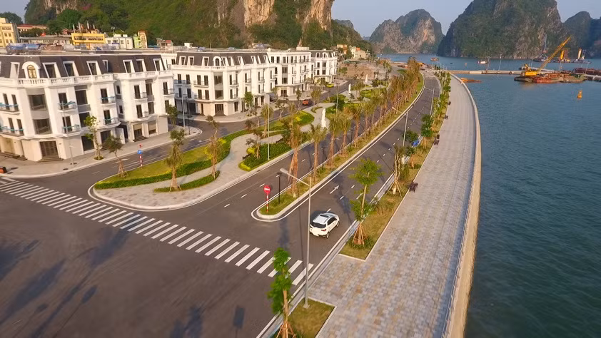 Vinhomes Dragon Bay sở hữu địa thế đắc địa “tựa sơn, hướng thuỷ” bên vịnh Hạ Long