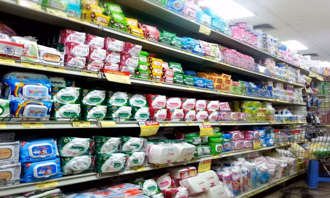 Khăn ướt chiếm diện tích lớn quầy kệ các siêu thị trong cả nước, vật dụng bất ly thân trong các gia đình có con nhỏ 