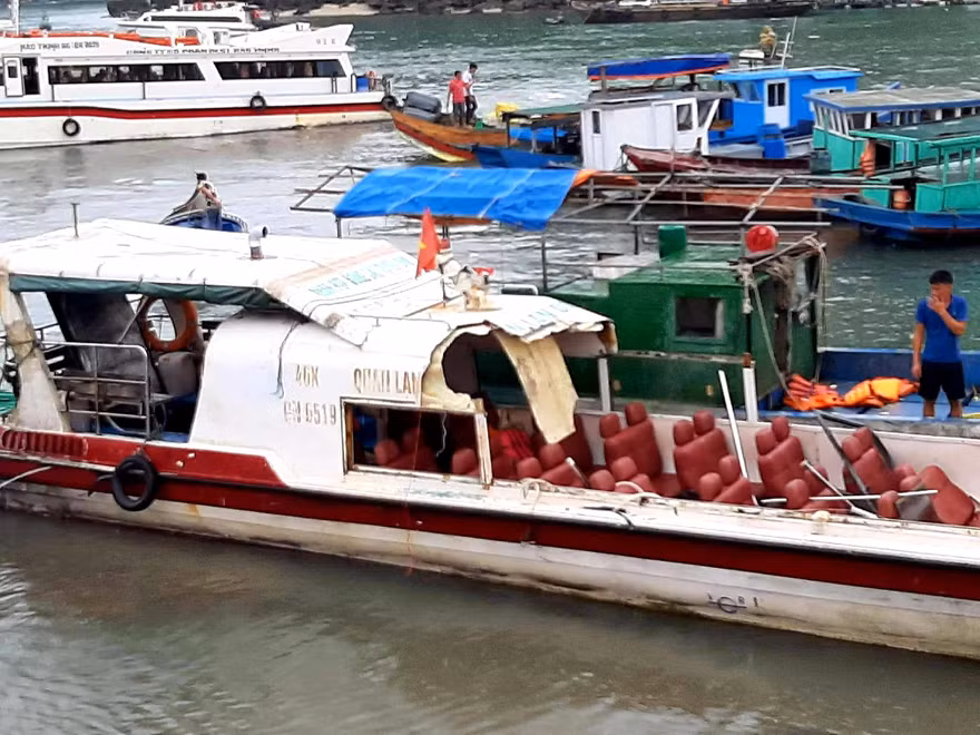 Tàu cao tốc chở khách bị tung mất nóc sau cú va chạm với tàu đánh cá.