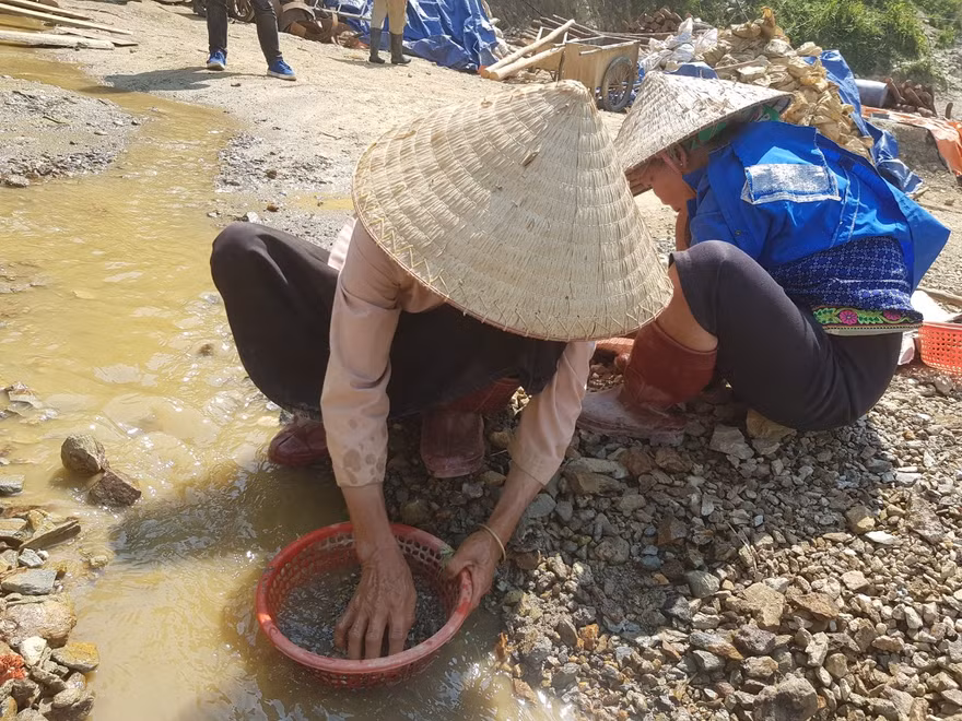 Người dân đãi vàng ở khu vực mỏ vàng Minh Lương.