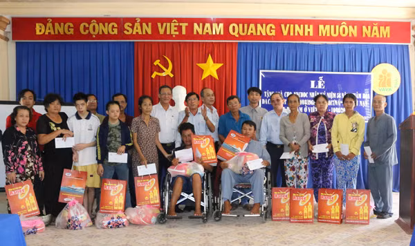 Tập đoàn Sao Mai tổ chức tặng quà cho nạn nhân chất độc màu da cam