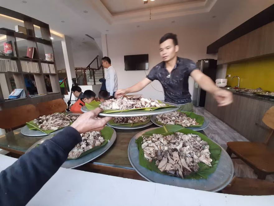 Mẹ của cầu thủ Hà Đức Chinh đã quyết định mổ lợn khao người hâm mộ.