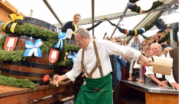 Nghi thức khai mạc Lễ Hội Bia Oktoberfest.