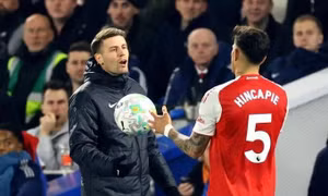 HLV Brighton gọi chiến thuật của Arsenal là 'Phản bóng đá'.