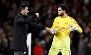 Arteta trao đổi với Raya.