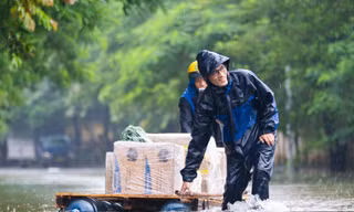 Mưa lớn kéo dài, một số tuyến phố Hà Nội vẫn ngập sâu, cuộc sống sinh hoạt bị đảo lộn