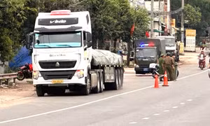 Tông đuôi xe đầu kéo, tài xế xe máy tử vong tại chỗ