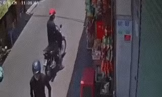 Nam shipper nghèo bị trộm cả xe hàng: 'Tôi phải trả cho công ty 11 triệu'