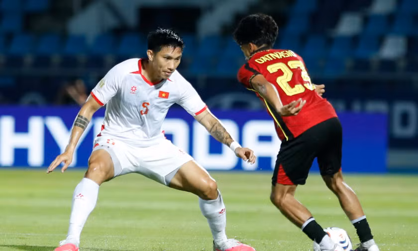 Văn Hậu và đồng đội để lộ nhiều lỗ hổng ở trận Timor Leste. Ảnh: Hữu Phạm.