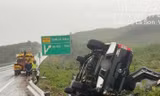 Trượt nước, xe bán tải văng ra khỏi cao tốc Cam Lộ - La Sơn, 1 người tử vong