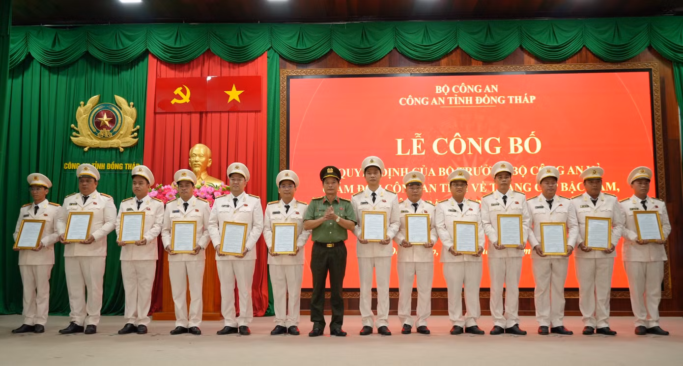 dai-ta-nguyen-hong-khac-pho-giam-doc-cong-an-tinh-trao-quyet-dinh-cho-cac-dong-chi-duoc-thang-cap-bac-ham-nang-bac-luong-nam-2026-anh-trong-tin.jpg