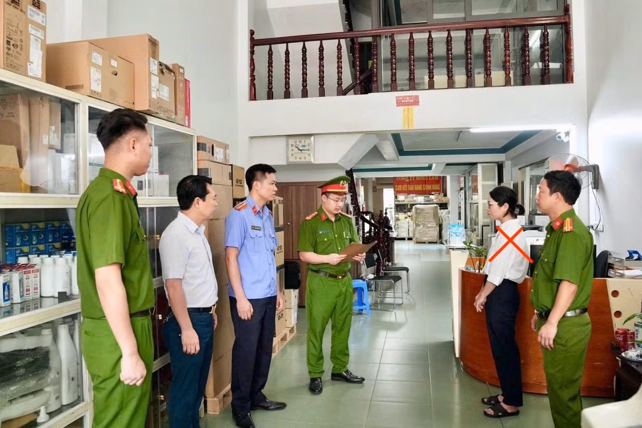 co-quan-canh-sat-dieu-tra-doc-lenh-kham-xet-khan-cap-noi-o-va-noi-lam-viec-cua-nguyen-thi-thanh-huyen-sn-1981-giam-doc-cong-ty-tnhh-thuong-mai-va-dich-vu-song-lam.jpg