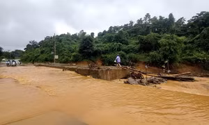 Cầu tạm điện gió chắn dòng chảy, người dân Khe Sanh khốn khổ vì ngập lụt sau mưa lớn