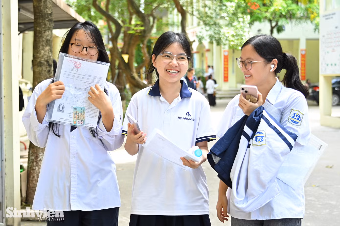 thi-sinh-ca-nuoc-lam-thu-tuc-du-thi-tot-nghiep-4557.jpg