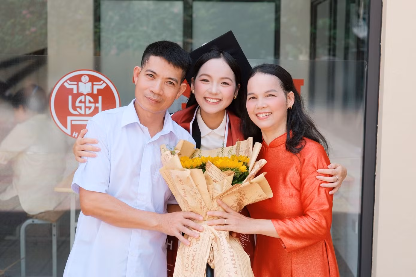 Nữ thủ khoa cùng gia đình trong ngày tốt nghiệp đại học.