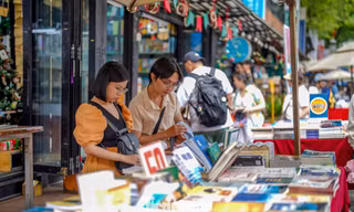 Giới trẻ TP HCM dạo đường sách, chụp hình check-in ngày đầu năm