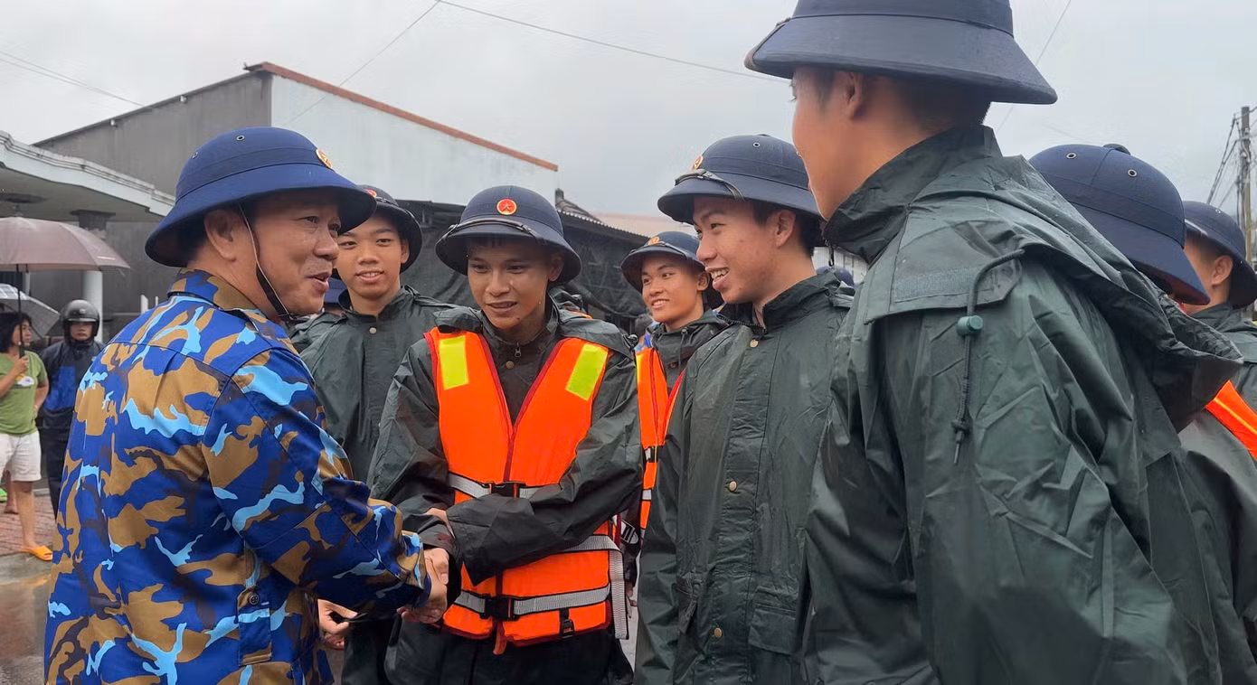 hinh-anh-1-dong-chi-giam-doc-hoc-vien-dong-vien-luc-luong-cuu-tro-va-ba-con-nhan-dan.jpg