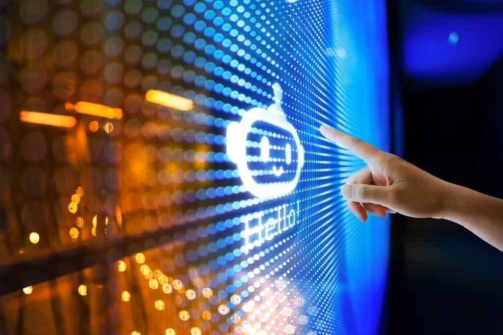 Một phụ nữ trẻ tương tác với công nghệ chatbot trí tuệ nhân tạo ChatGPT trên màn hình kỹ thuật số. (Nguồn: SCMP)
