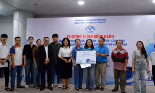 Đại diện Công ty TNHH MTV Đường sắt đô thị số 1 TPHCM và nhà tài trợ tặng vé tháng cho công nhân, người lao động có hoàn cảnh khó khăn tại TPHCM. Ảnh: Hữu Huy