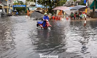 Mưa lớn, nhiều tuyến đường ở TPHCM ngập sâu, xe chết máy hàng loạt