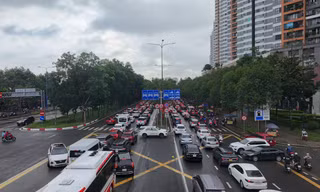 Kẹt xe kéo dài trên đường Mai Chí Thọ. Ảnh: Hữu Huy