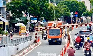 Xe tải mắc kẹt dưới thanh giới hạn của hầm chui trăm tỷ ở TPHCM