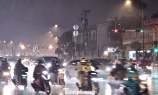 TPHCM mưa như trút nước kèm sấm chớp tối cuối tuần