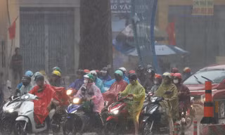 TPHCM đón mưa lớn nhiều nơi, đề phòng ngập úng, gió mạnh