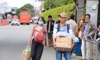 Dòng người từ các tỉnh thành nườm nượp quay lại TPHCM
