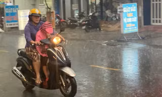 TPHCM mưa trắng trời trước lễ Giáng sinh, cơ quan khí tượng cảnh báo khẩn